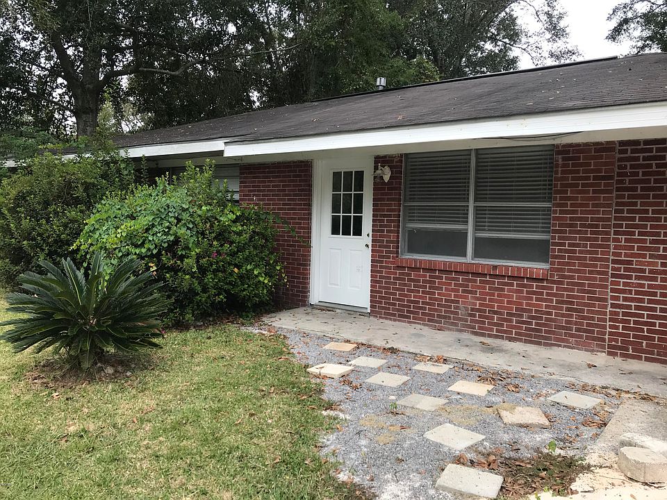 1st image of 205 Woodland Cir