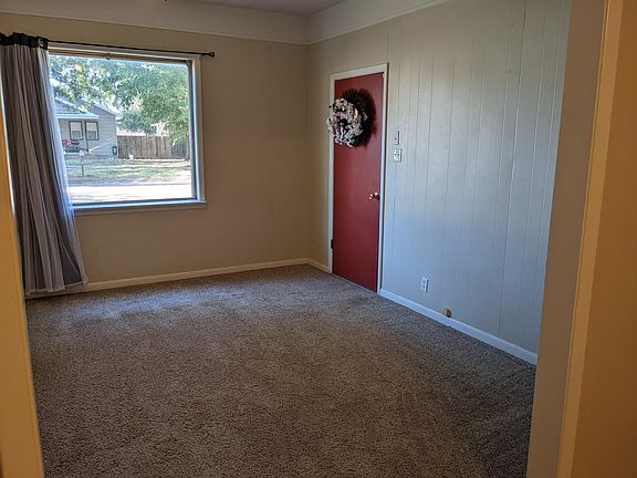 3rd image of 711 Avenue E NW