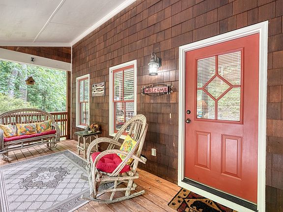 5th image of 105 Evergreen Rd