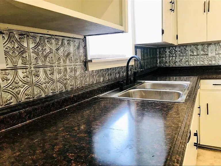 414 E Strand St — Photo 11