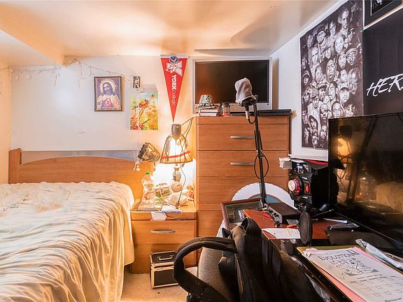 4th image of 876 Seaman Ave E