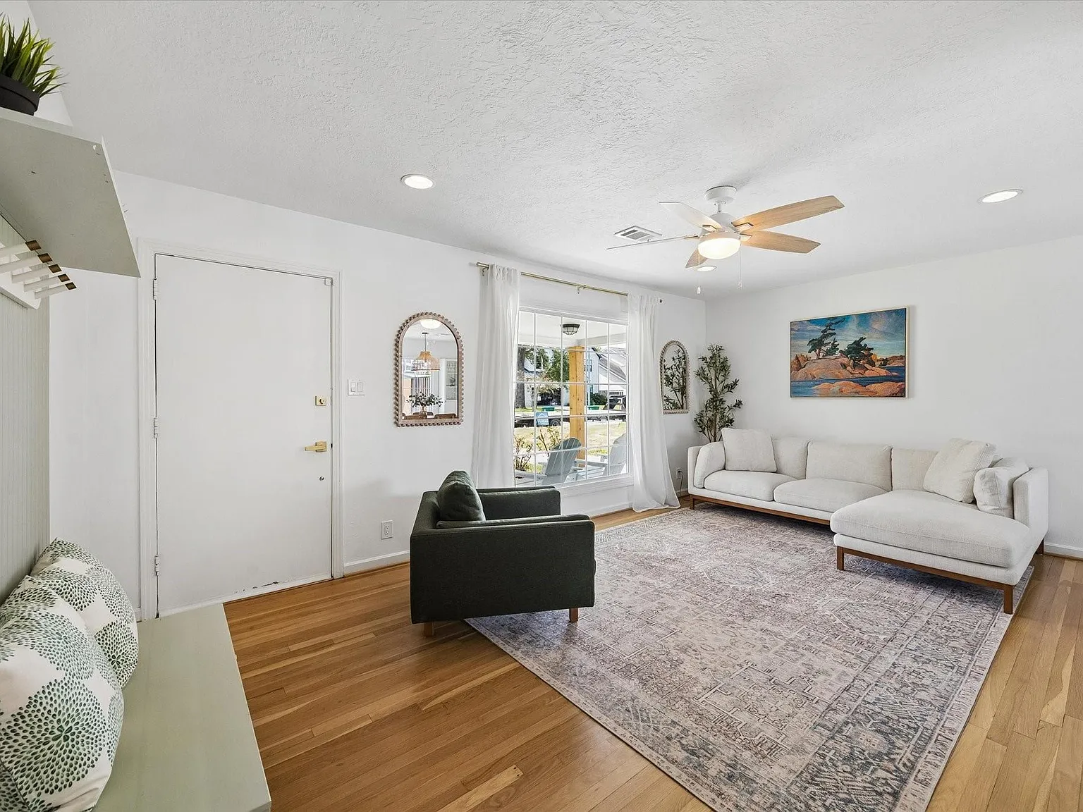 3 bed, 2.5 bath, 1572 sqft, $3,900 — Photo 3