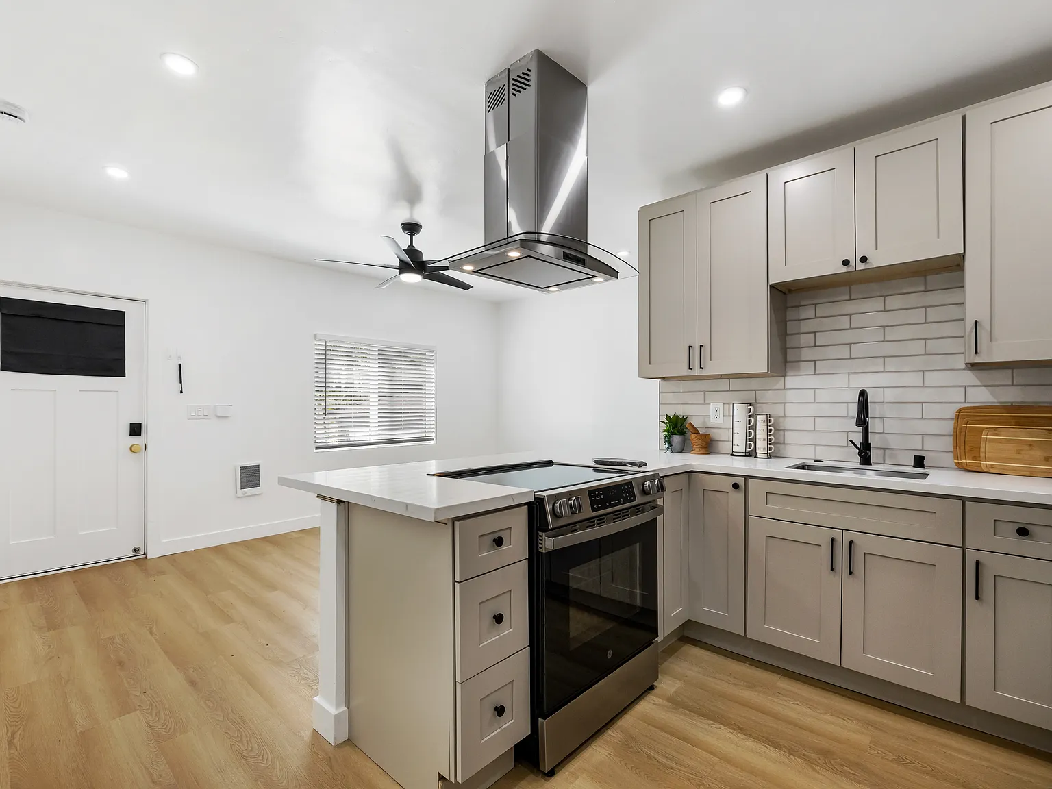 2 bed, 1000 sqft, $3,450 — Photo 1