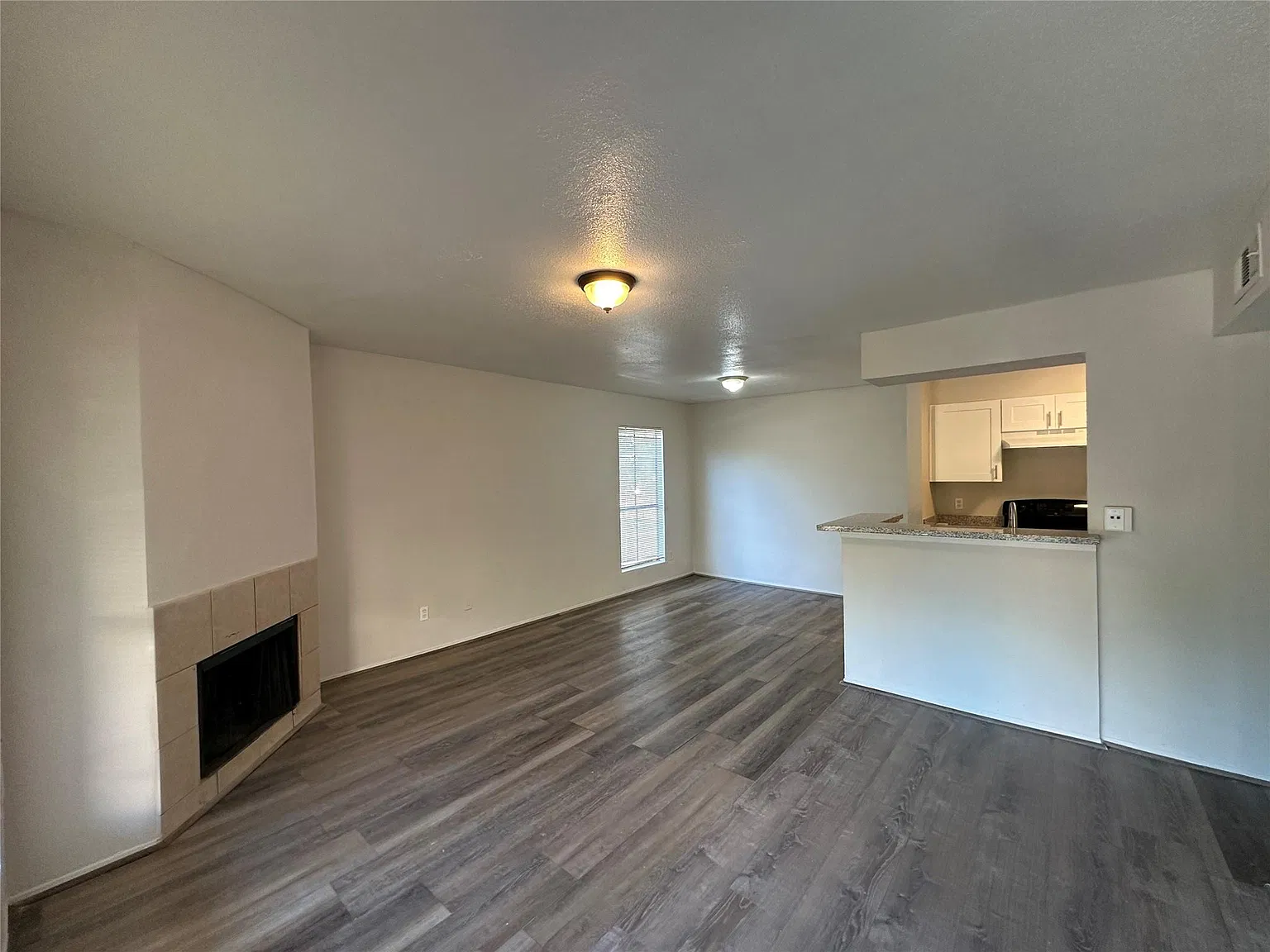 2 bed, 1.5 bath, 918 sqft, $990 — Photo 1