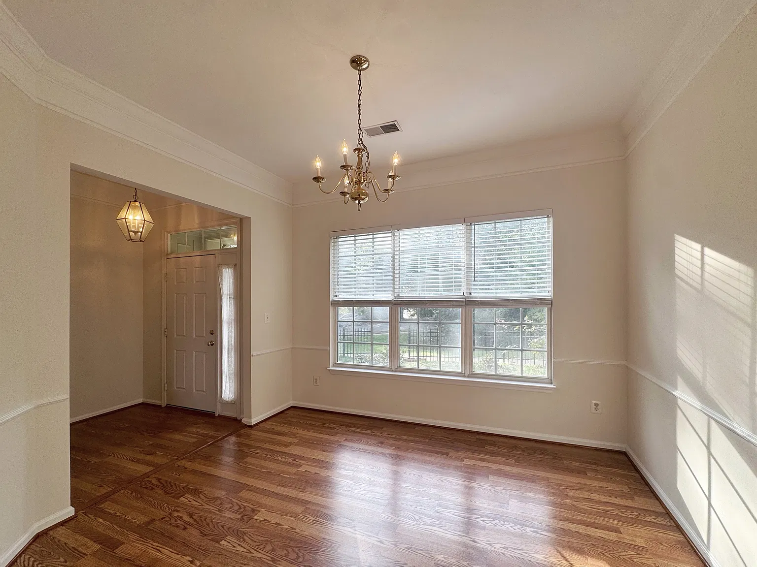 3 bed, 2.5 bath, 2200 sqft, $3,125 — Photo 4