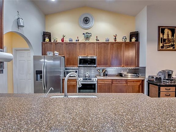 4th image of 6145 Higgins Ave