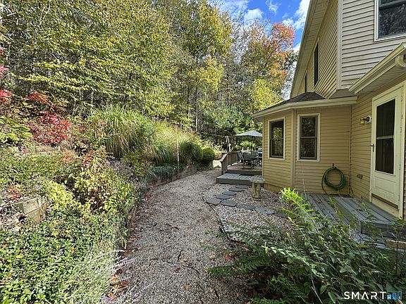 3rd image of 181 North Chestnut Hill Road