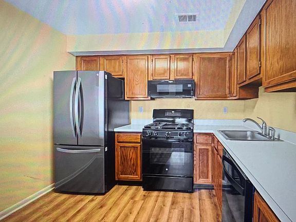 Hardwood Kitchen.All appliances are brand new and unused