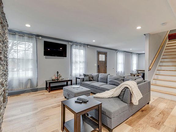 2nd image of 22 Peachtree St