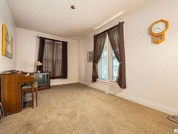 3rd image of 2112 W Manor Pkwy