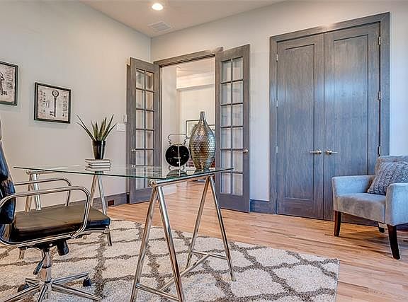 4th image of 5458 Belmont Ave