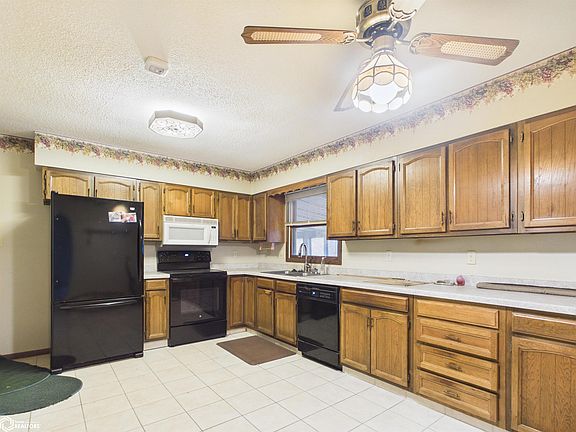 3rd image of 1608 B Ave E