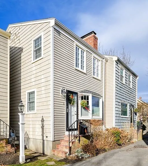 Townhome in 6-unit complex, two blocks from the water