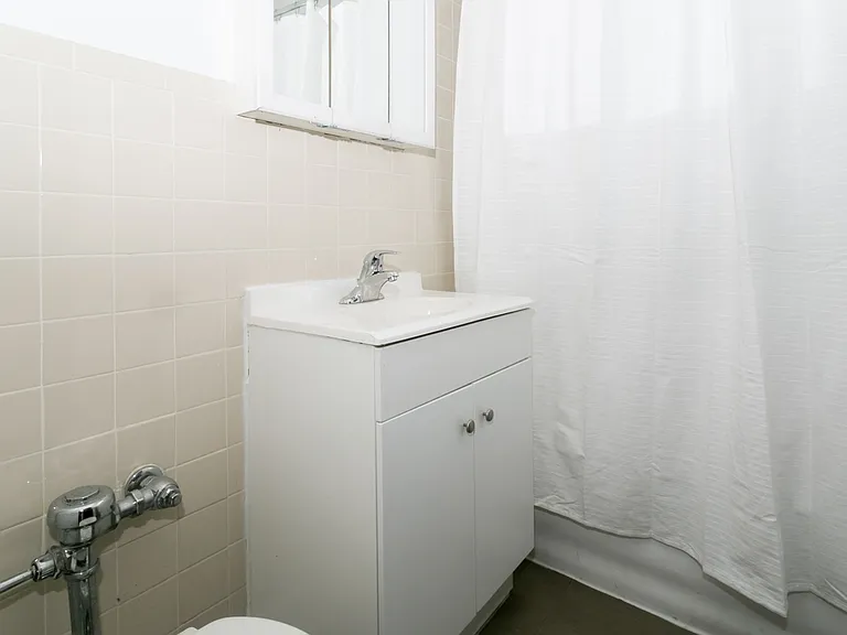 1101 E. Hyde Park Boulevard — Photo 18