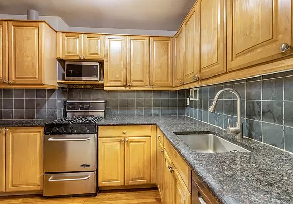 3rd image of 333 E 34th St APT 4L