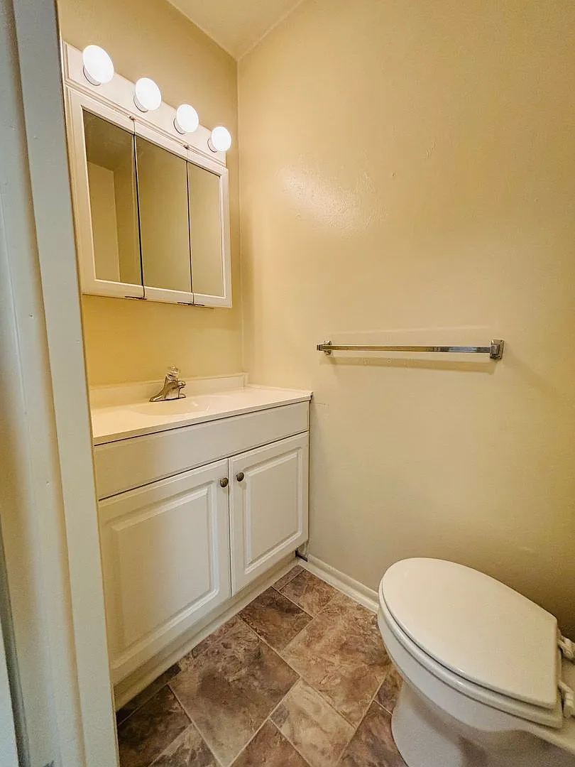 2 Bedroom, 1.5 Bath Townhouse — Photo 3