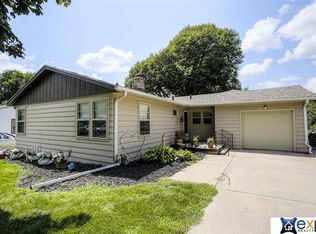 842 N 75th St, Omaha, NE 68114