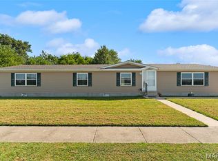 832 Lila Ct, New Baden, IL 62265