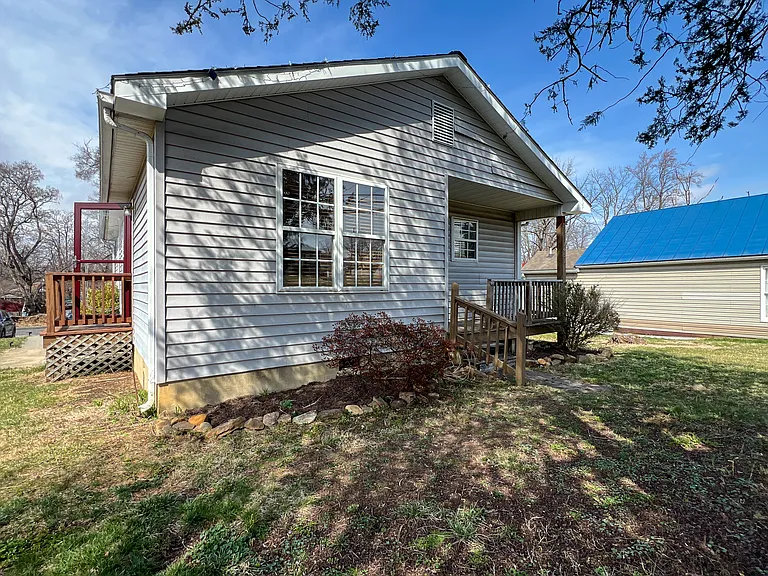 1451 N Delphine Ave — Photo 29