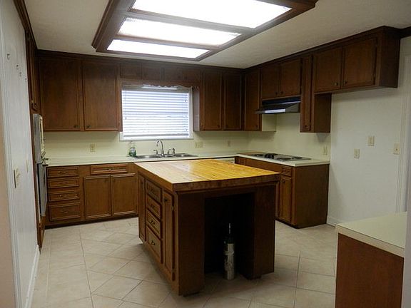 5th image of 1400 Oak Hill Pl