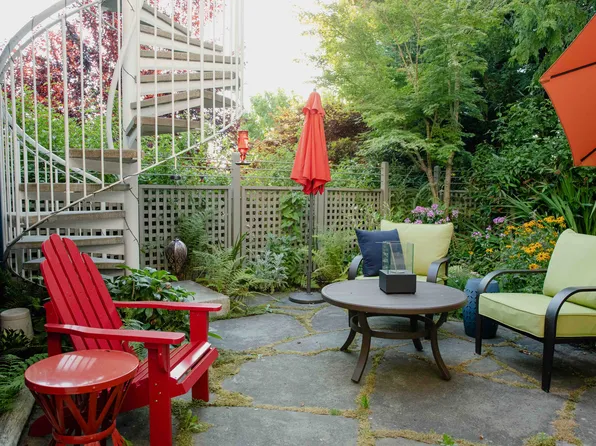 9800 50th Ave SW, Seattle, WA 98136