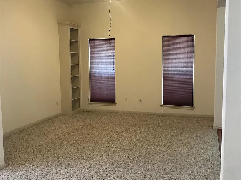 2429 Chantilly Ln — Photo 13