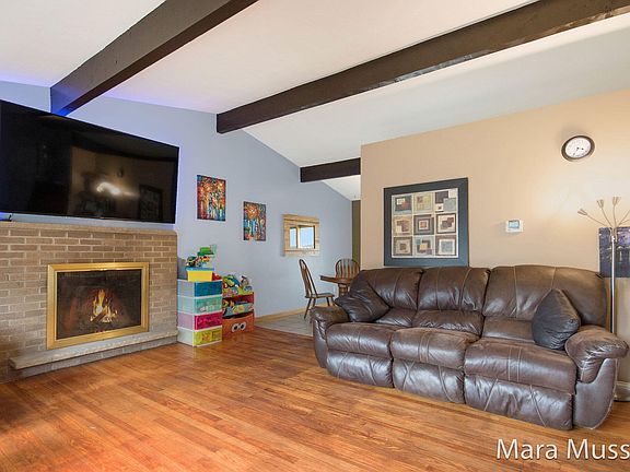 4th image of 1049 Springwood Dr SE