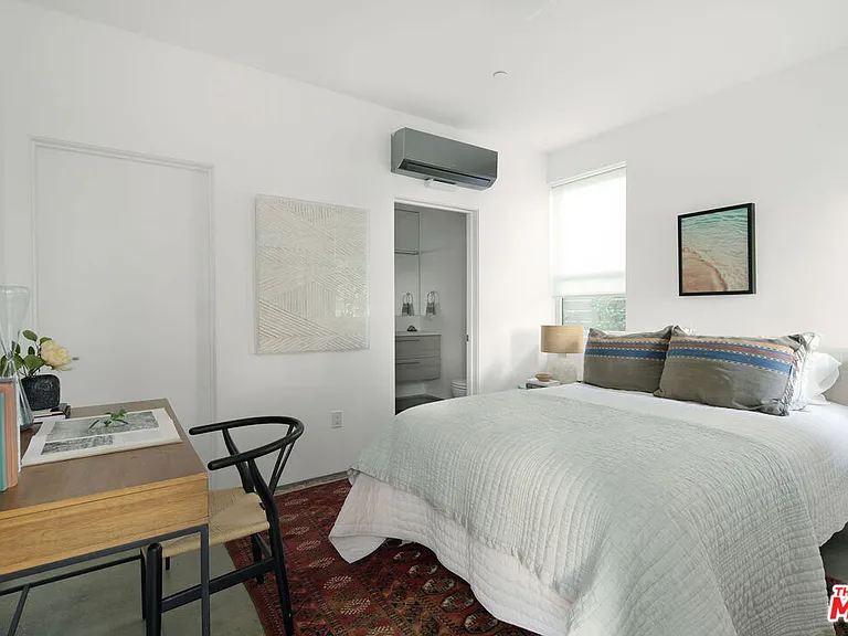 927 Hyperion Ave — Photo 8
