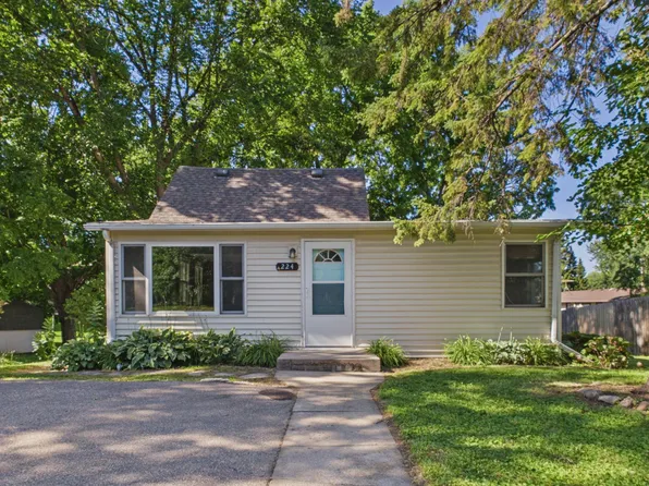 224 W 78th St, Chanhassen, MN 55317