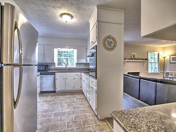 3rd image of 714 Woodhaven Downs