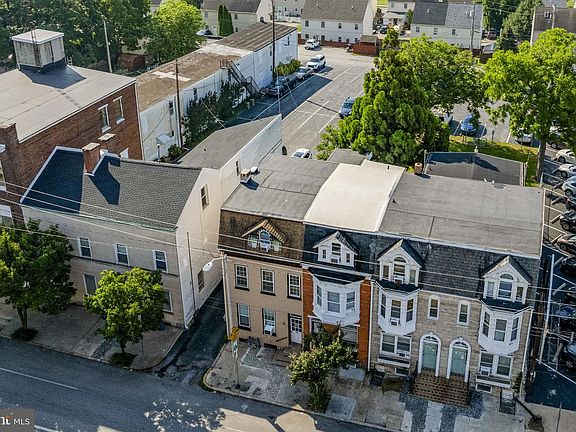 4th image of 820 E Market St