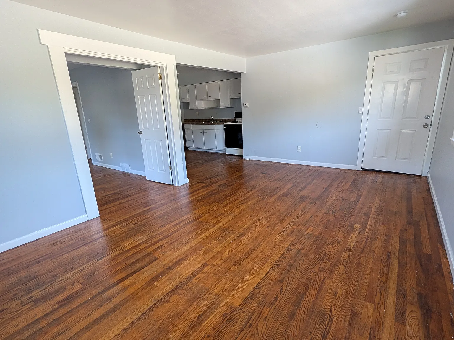 122 Clinton Springs Ave — Photo 2