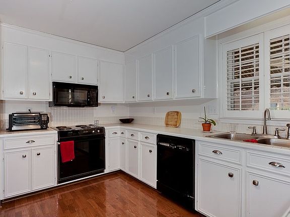 5th image of 9604 Whitethorn Dr