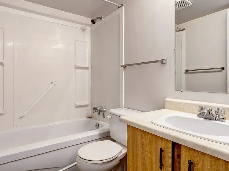 640 Robert St E — Photo 21