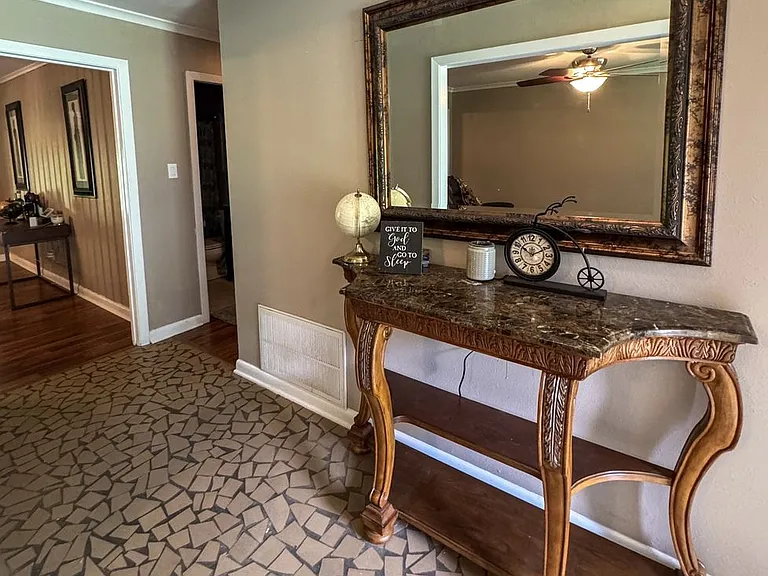 1605 Captain Shreve Dr — Photo 2