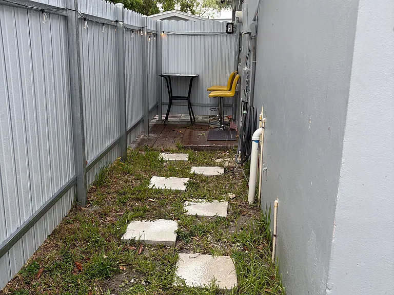 980 NW 200th Ter — Photo 4