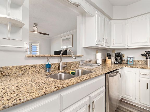 5th image of 810 W Ocean View Ave