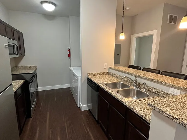 631 N College Ave — Photo 28