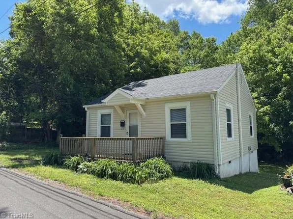 212 W Maple Ave, Mocksville, NC 27028