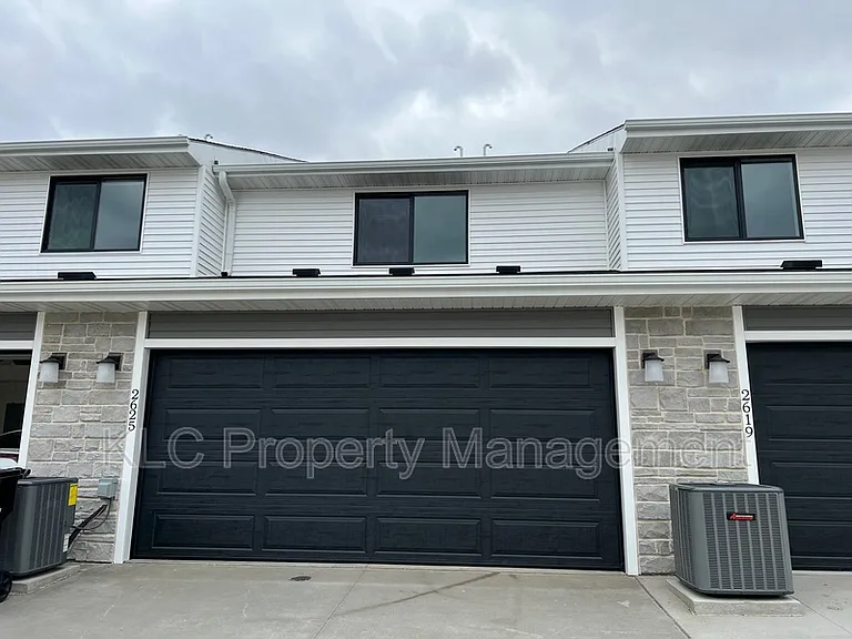 2625 SE Osier Ave — Photo 3