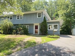 20 Meadowlawn St, Huntington, NY 11743