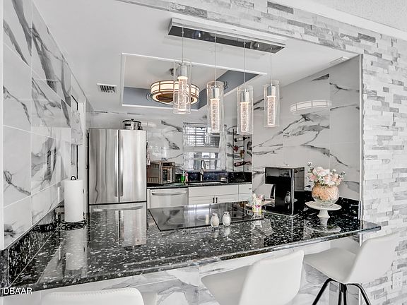 5th image of 112 Luna Cir