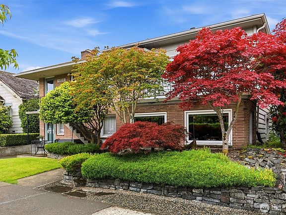 3rd image of 1020 N Tacoma Avenue