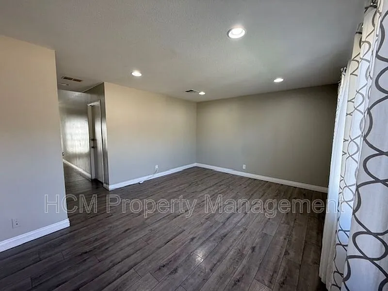 4 bed, 2.5 bath, 1296 sqft, $3,900 — Photo 4