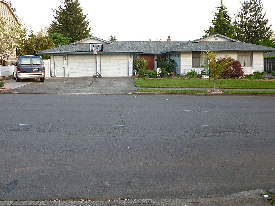 1st image of 2315 SE Park Crest Ave