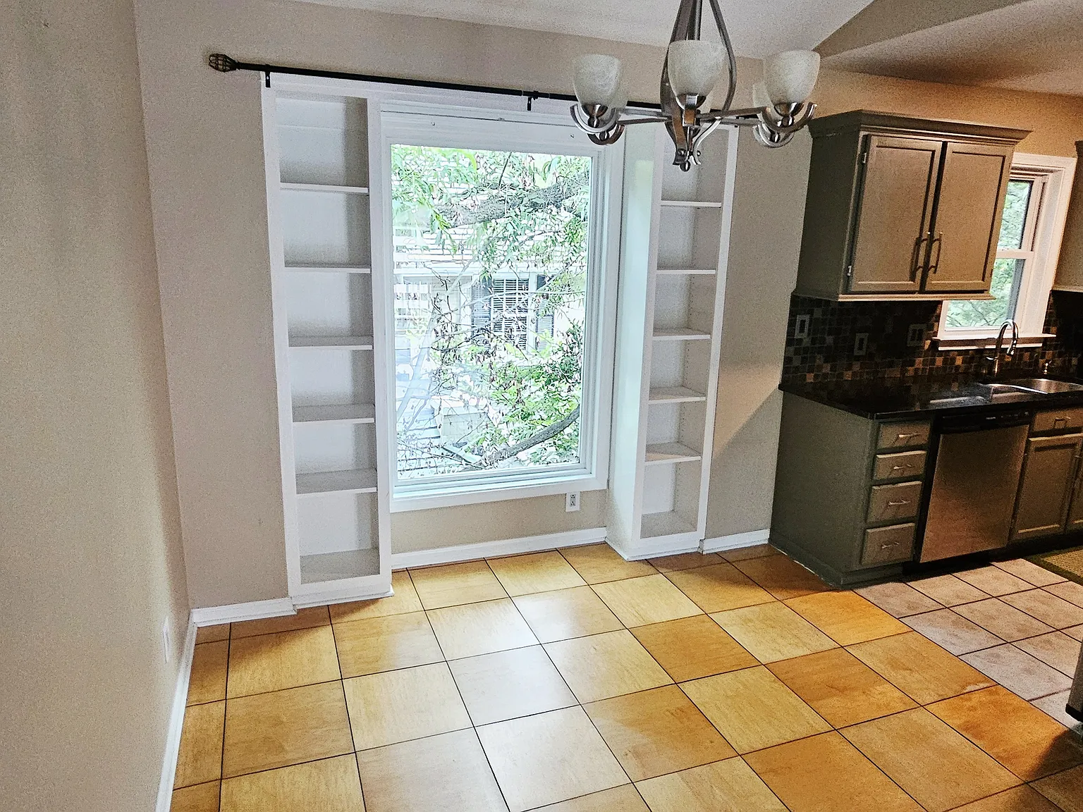 430 Queens Rd — Photo 3