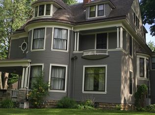 1072 W 3rd St, Dubuque, IA 52001