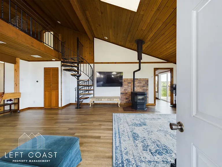 1033 NW Inlet Ave — Photo 8