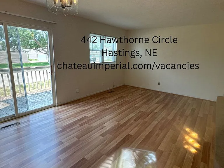 434-446 Hawthorne Cir — Photo 4