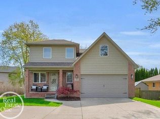 39942 Bridgeview St, Harrison Township, MI 48045